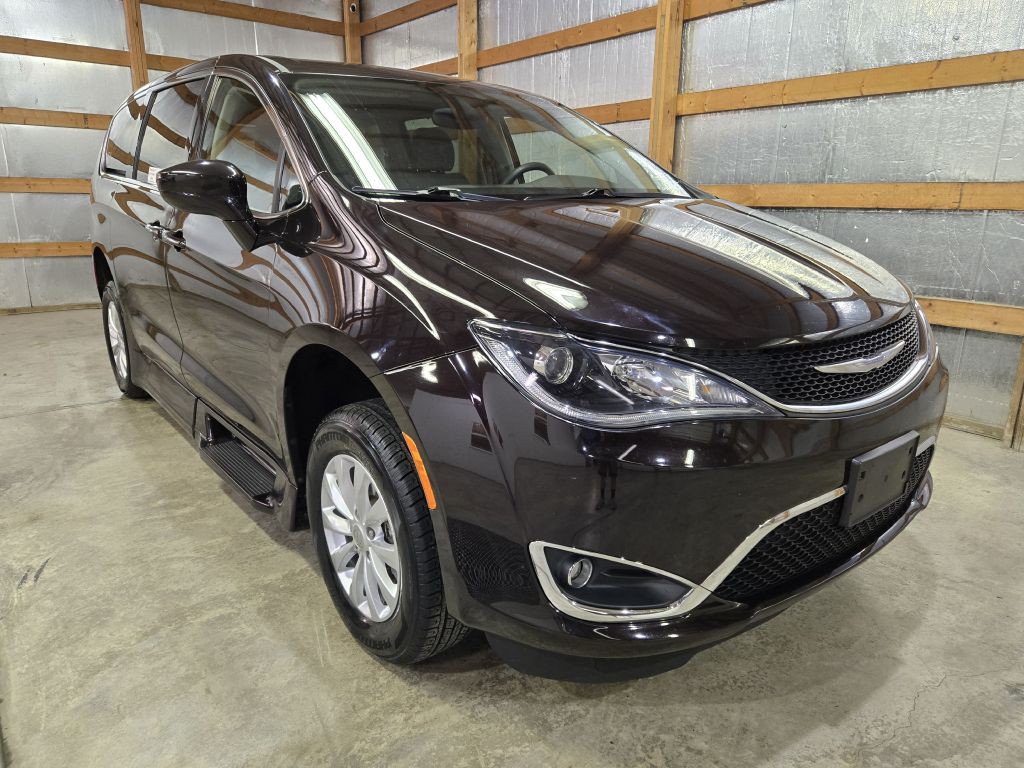 2018 Chrysler Pacifica Image 3