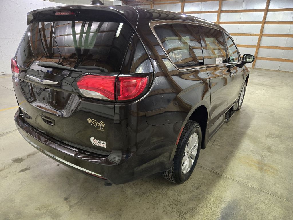 2018 Chrysler Pacifica Image 9