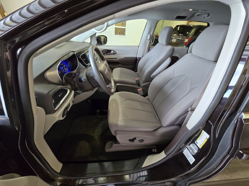 2018 Chrysler Pacifica Image 12