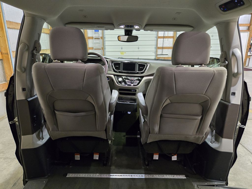 2018 Chrysler Pacifica Image 17