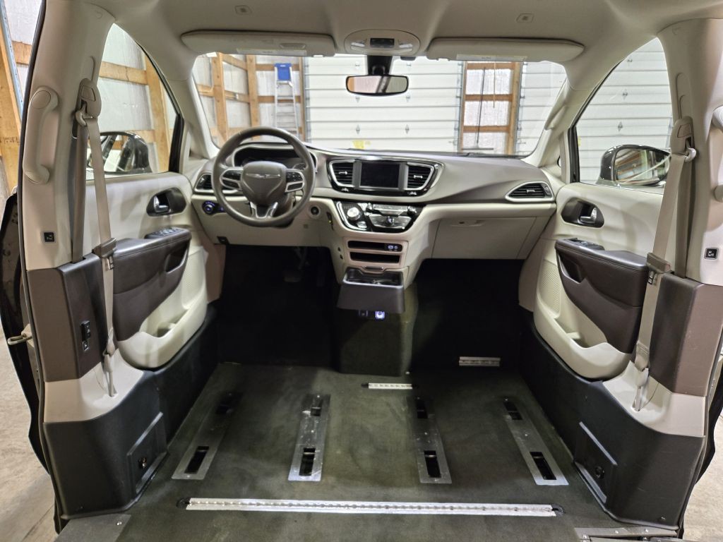 2018 Chrysler Pacifica Image 19