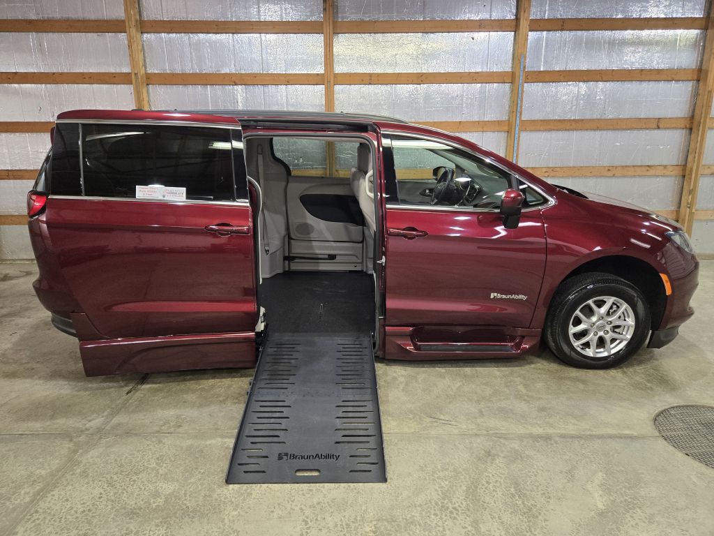 2021 Chrysler Voyager Image 1