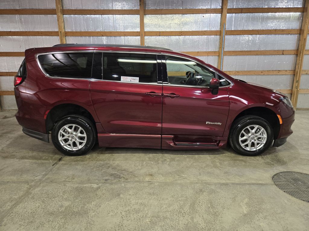 2021 Chrysler Voyager Image 2