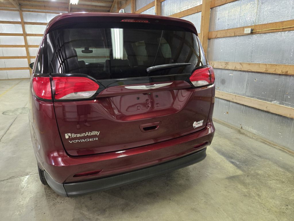 2021 Chrysler Voyager Image 8