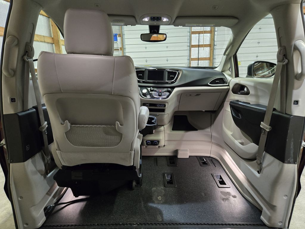 2021 Chrysler Voyager Image 16