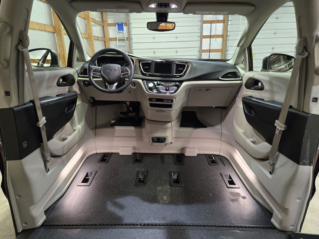 2021 Chrysler Voyager Image 17