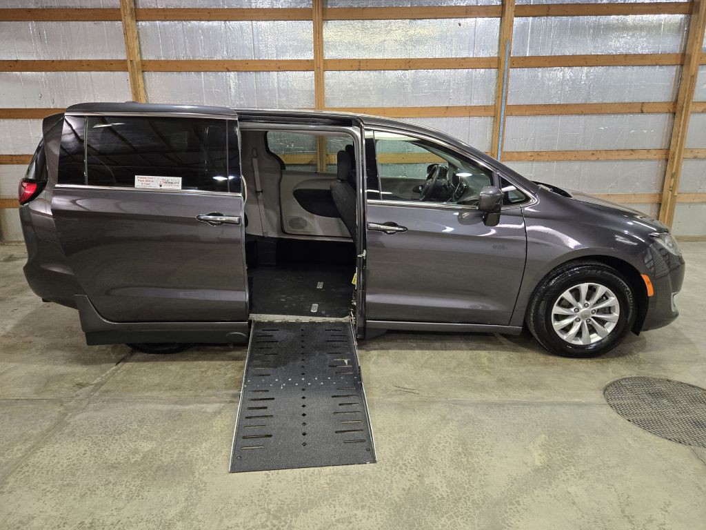 2019 Chrysler Pacifica Image 1