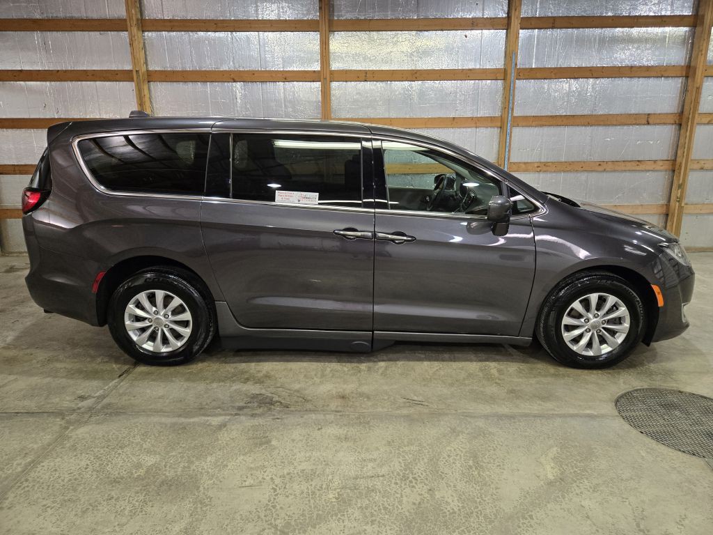 2019 Chrysler Pacifica Image 2