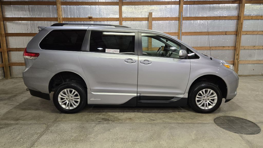 2014 Toyota Sienna Image 2