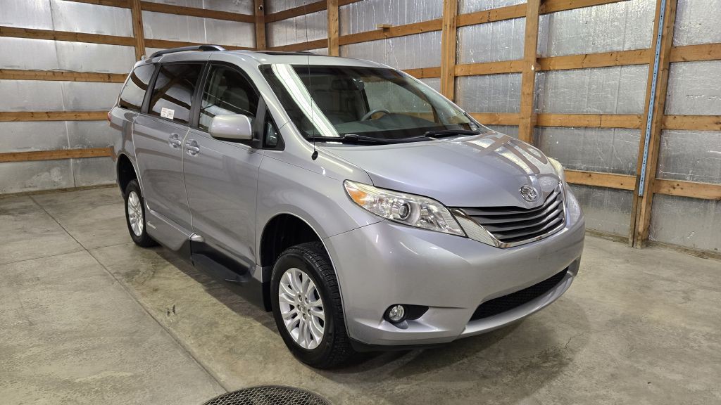 2014 Toyota Sienna Image 3