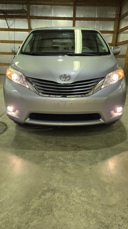 2014 Toyota Sienna Image 4