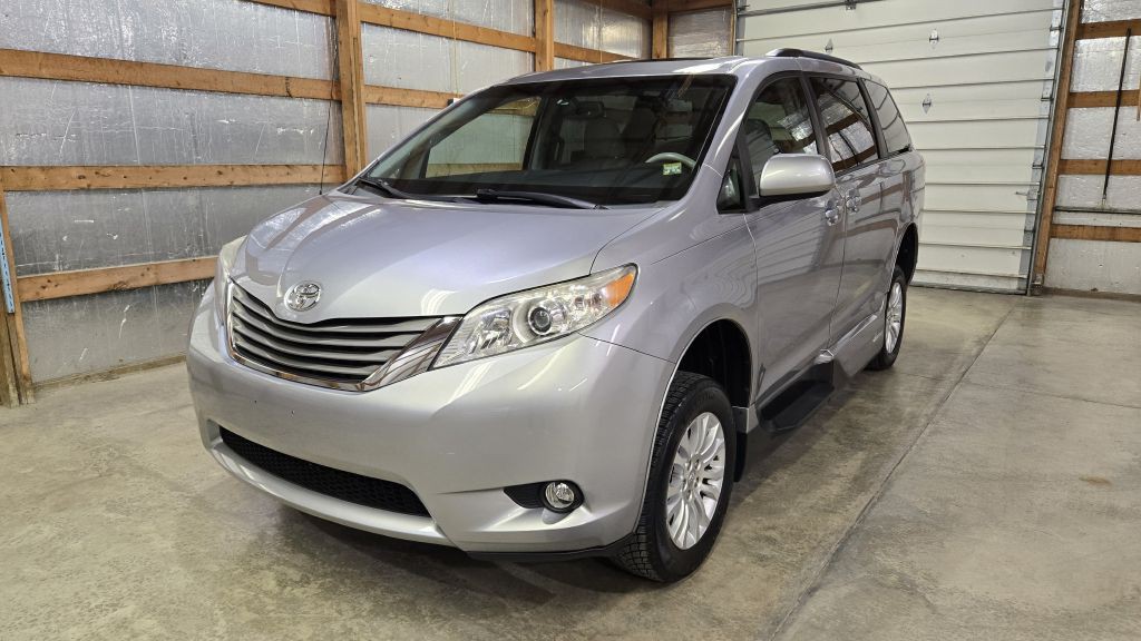 2014 Toyota Sienna Image 5