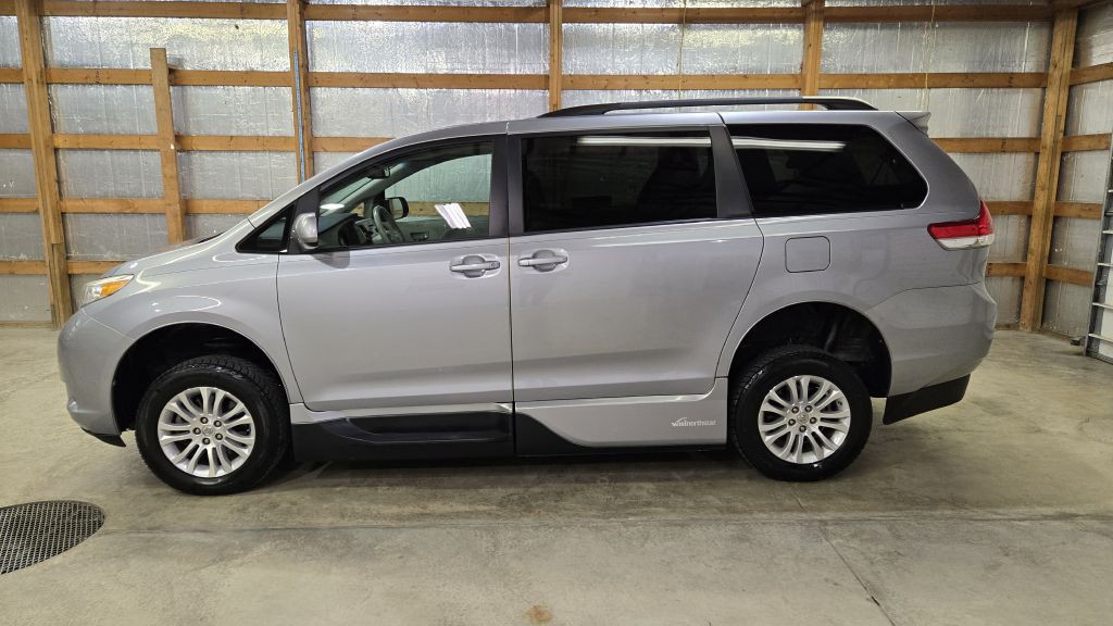 2014 Toyota Sienna Image 6