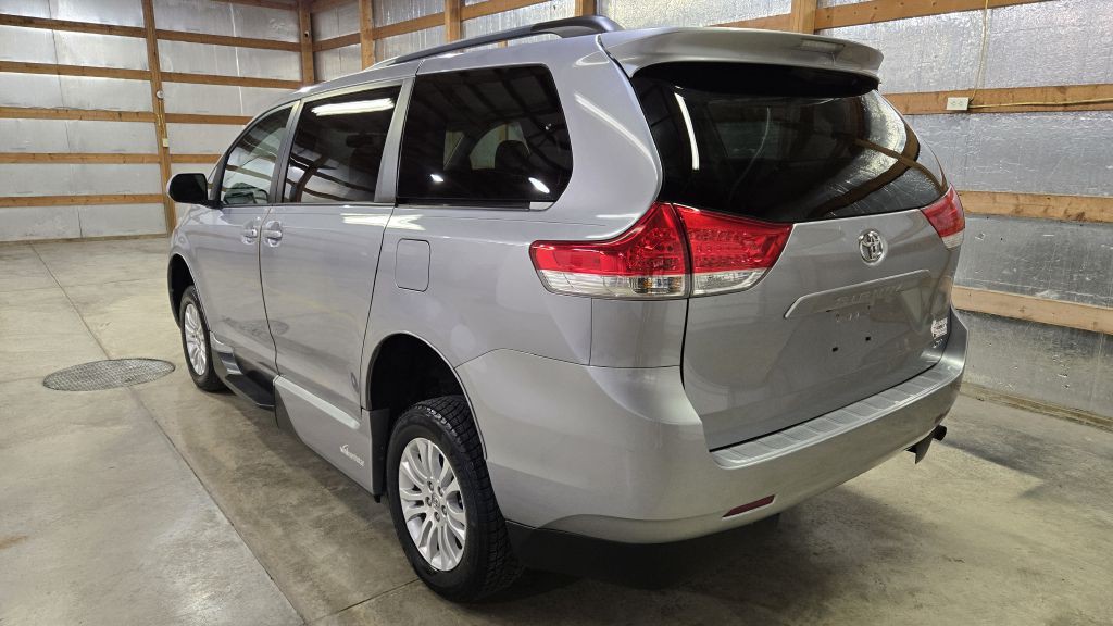 2014 Toyota Sienna Image 7