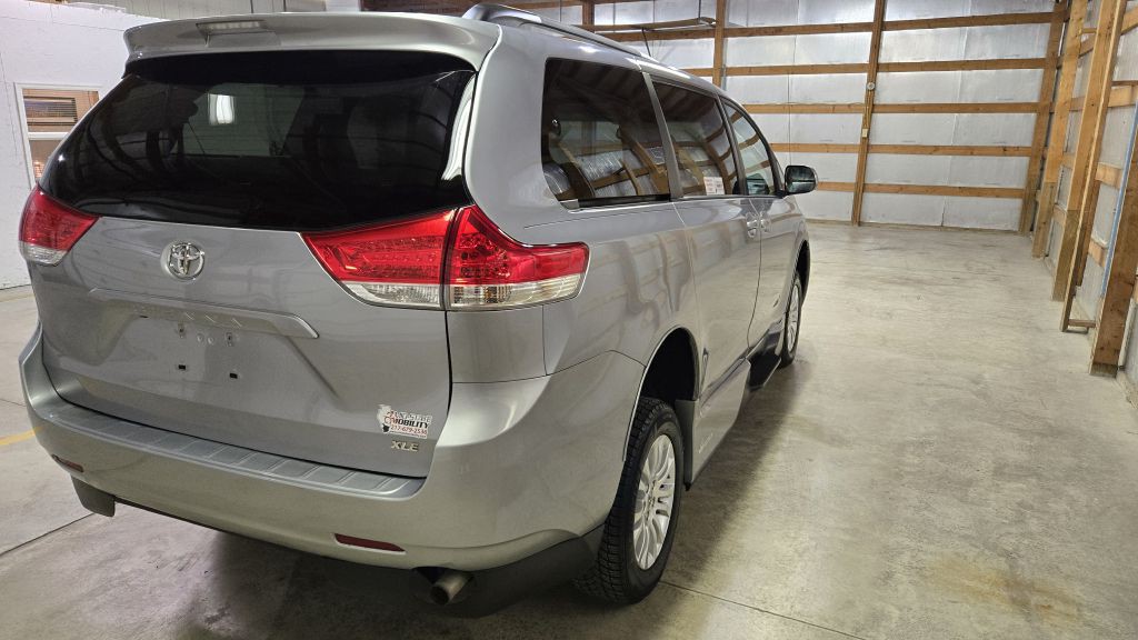 2014 Toyota Sienna Image 9