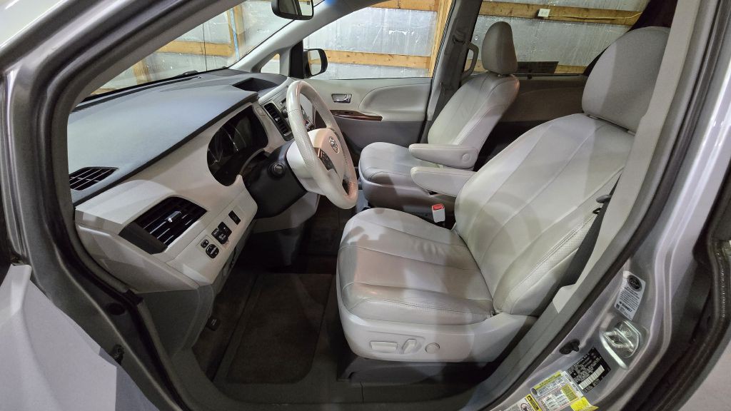 2014 Toyota Sienna Image 13