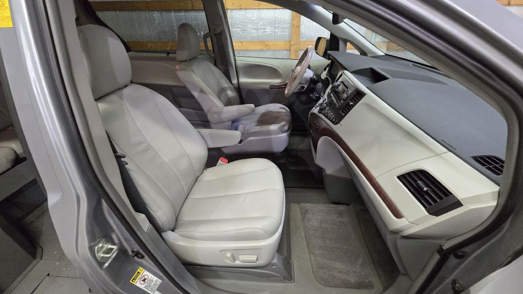 2014 Toyota Sienna Image 14