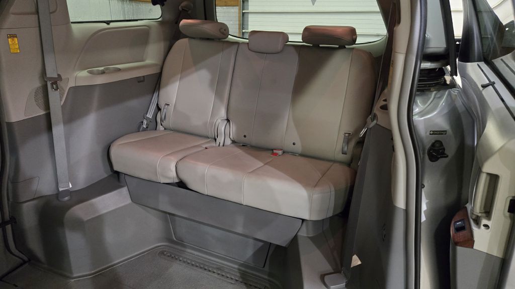 2014 Toyota Sienna Image 15