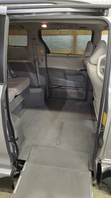 2014 Toyota Sienna Image 16