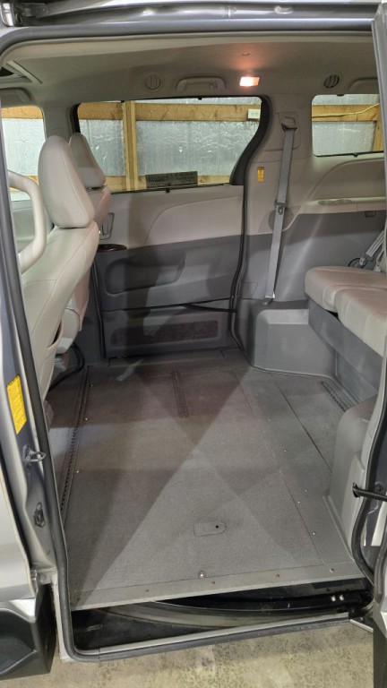 2014 Toyota Sienna Image 17