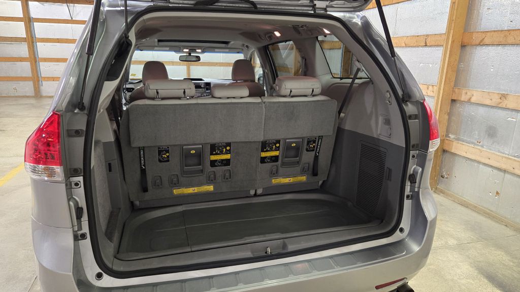 2014 Toyota Sienna Image 18