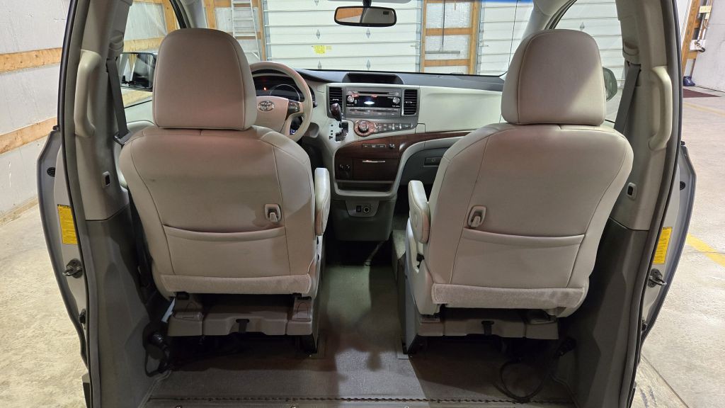 2014 Toyota Sienna Image 19