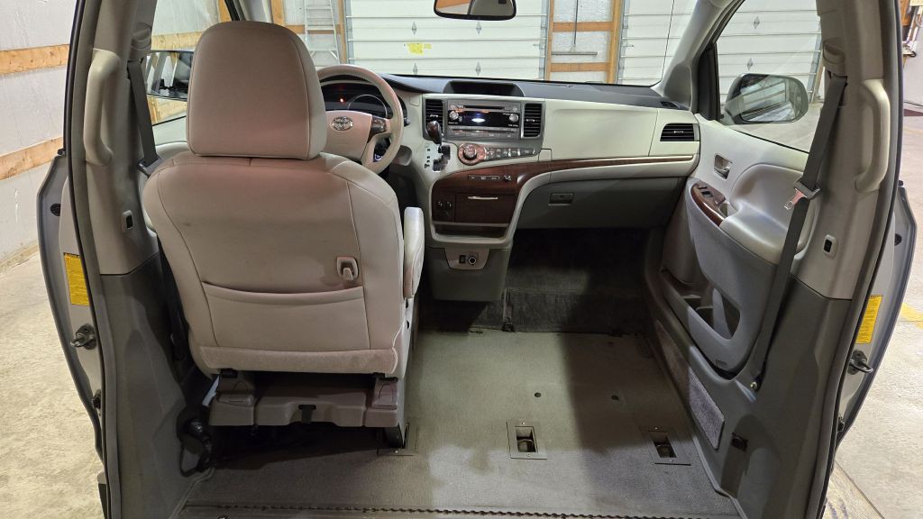2014 Toyota Sienna Image 20