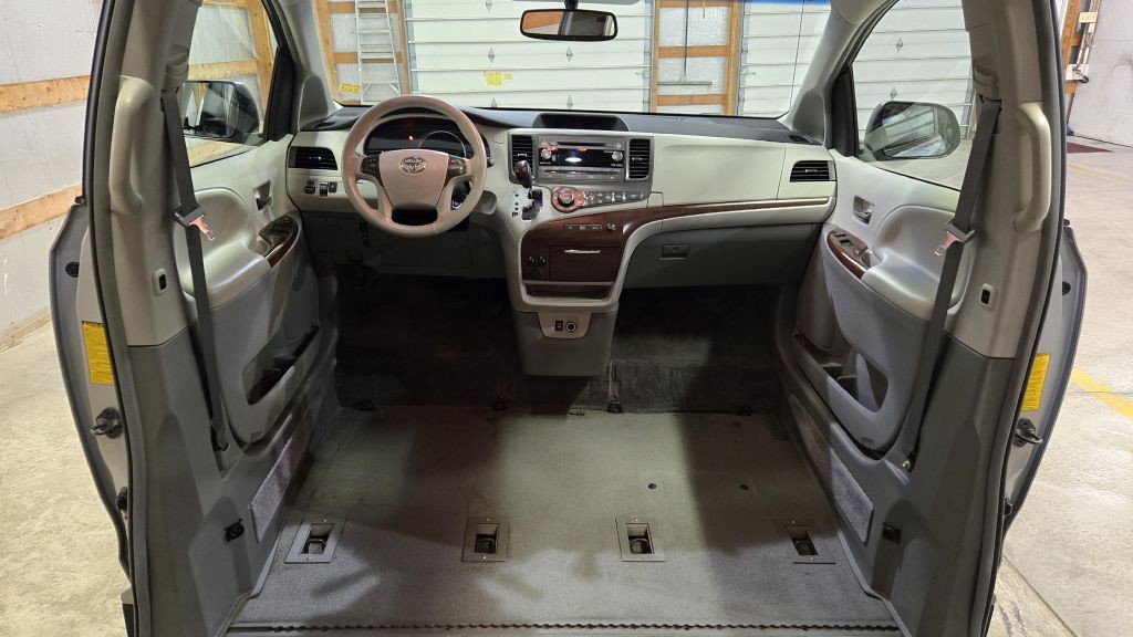 2014 Toyota Sienna Image 21