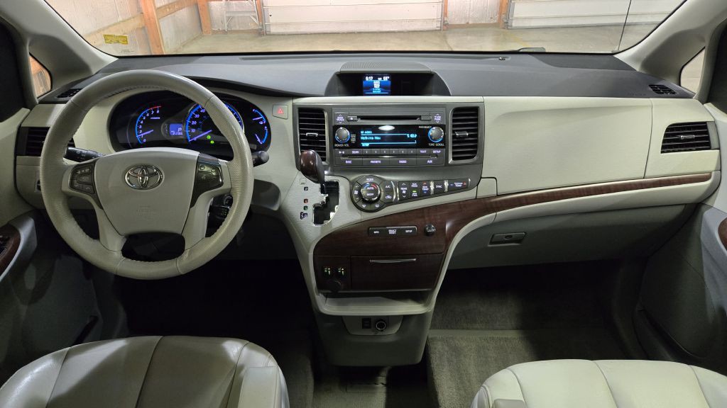 2014 Toyota Sienna Image 22