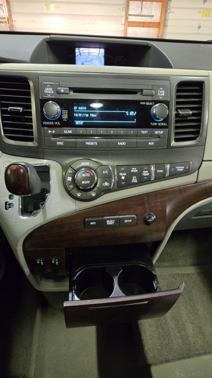 2014 Toyota Sienna Image 23