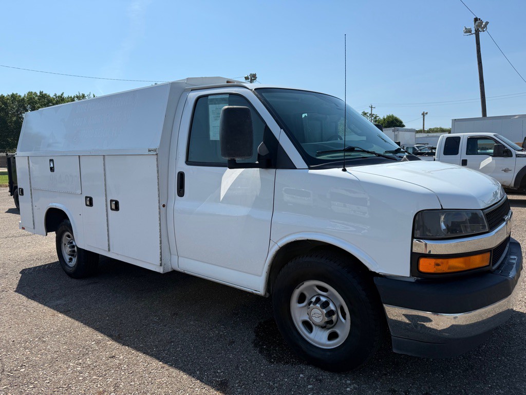 2017 Chevrolet Express Image 3