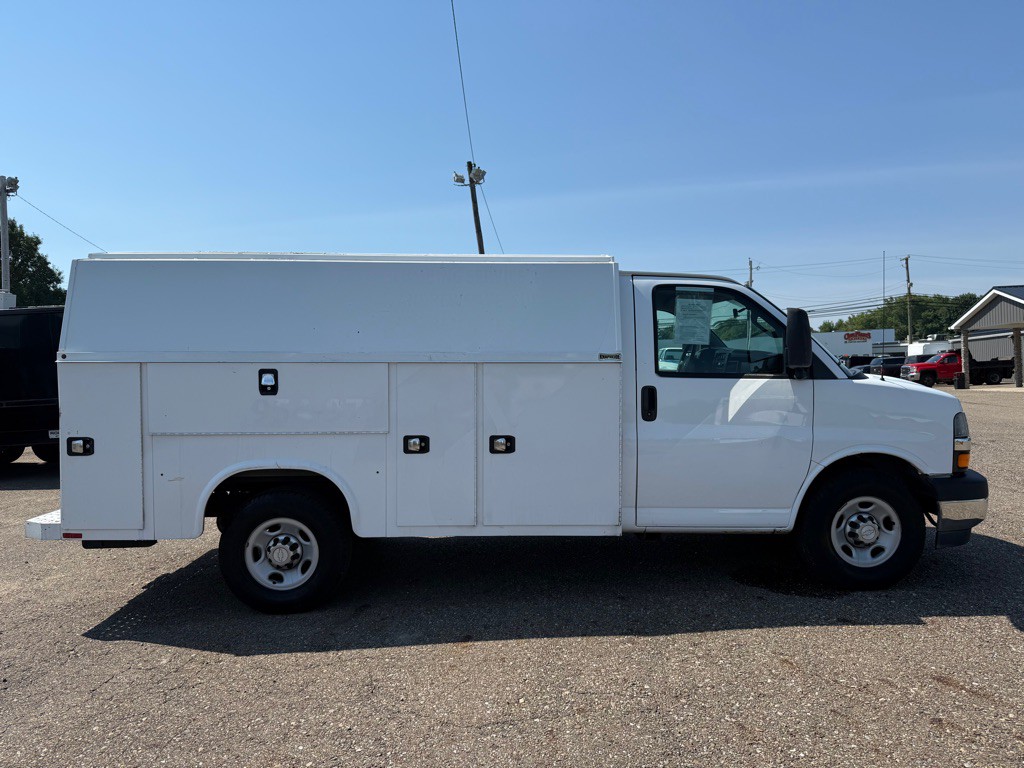 2017 Chevrolet Express Image 5