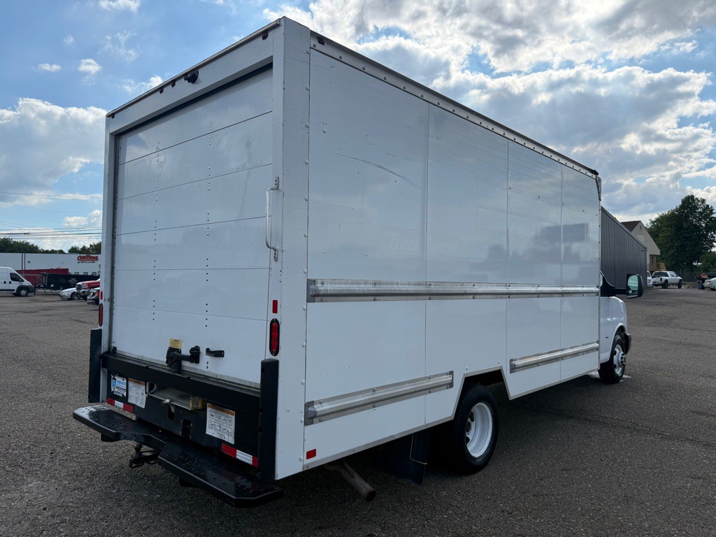 2020 GMC Savana Image 8
