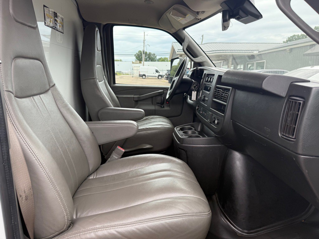 2021 GMC Savana Image 18