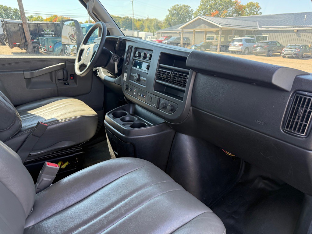 2021 GMC Savana Image 15