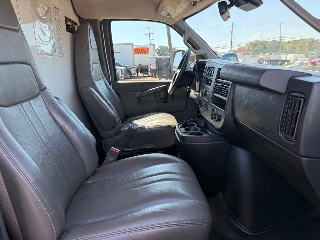 2021 GMC Savana Image 17