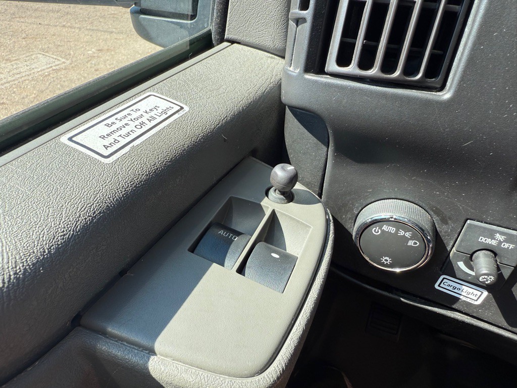 2021 GMC Savana Image 26