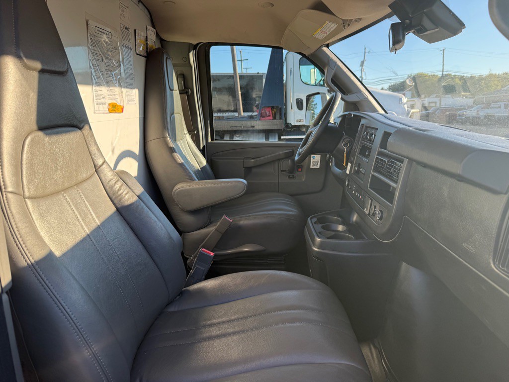 2021 GMC Savana Image 13