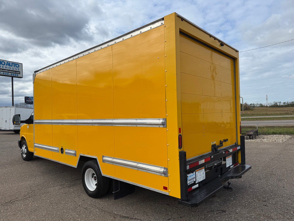 2021 GMC Savana Image 6