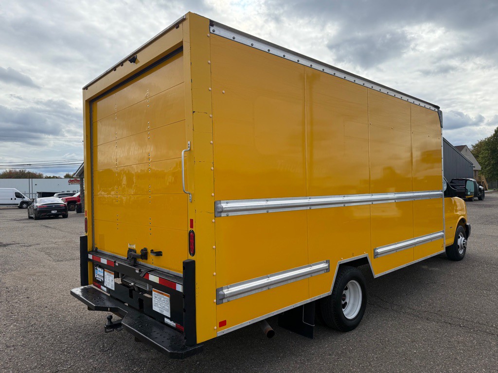 2021 GMC Savana Image 8