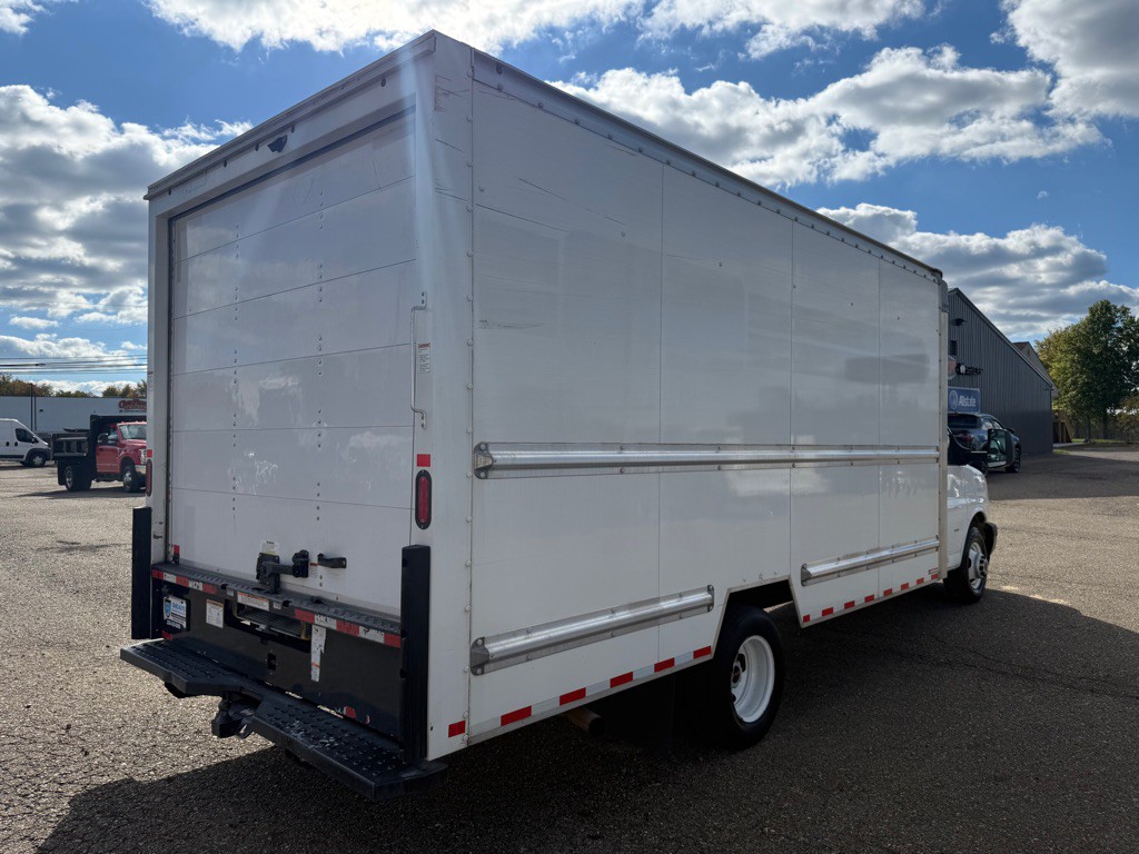 2021 GMC Savana Image 9