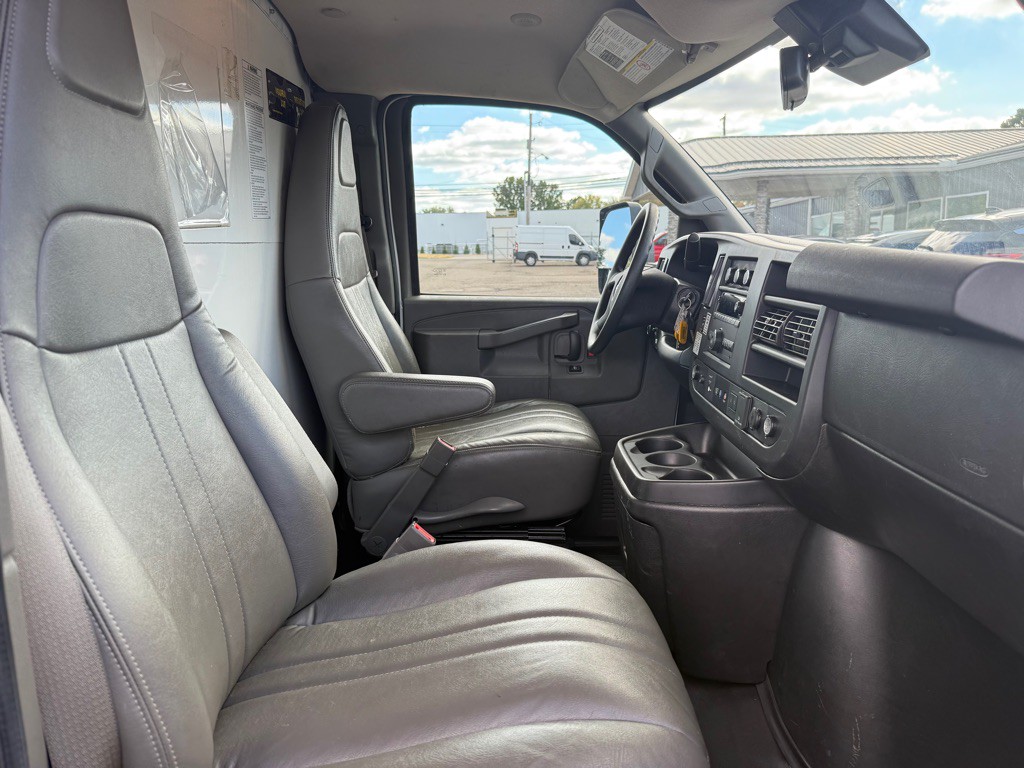 2021 GMC Savana Image 15