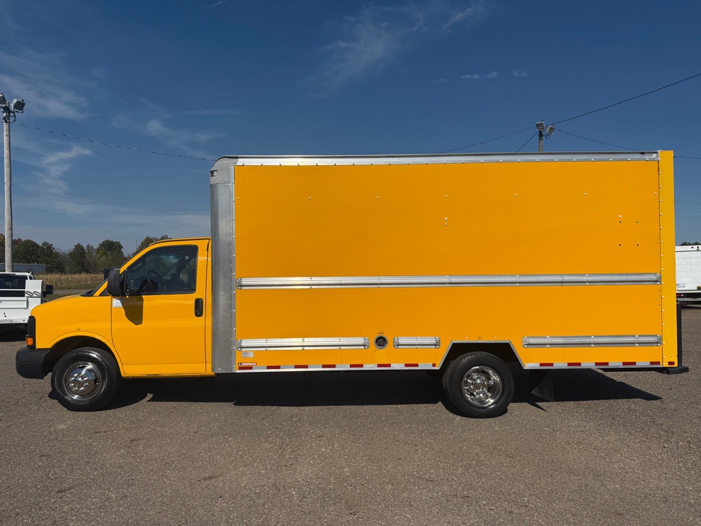2016 GMC Savana Image 4