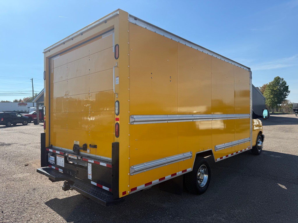 2016 GMC Savana Image 8