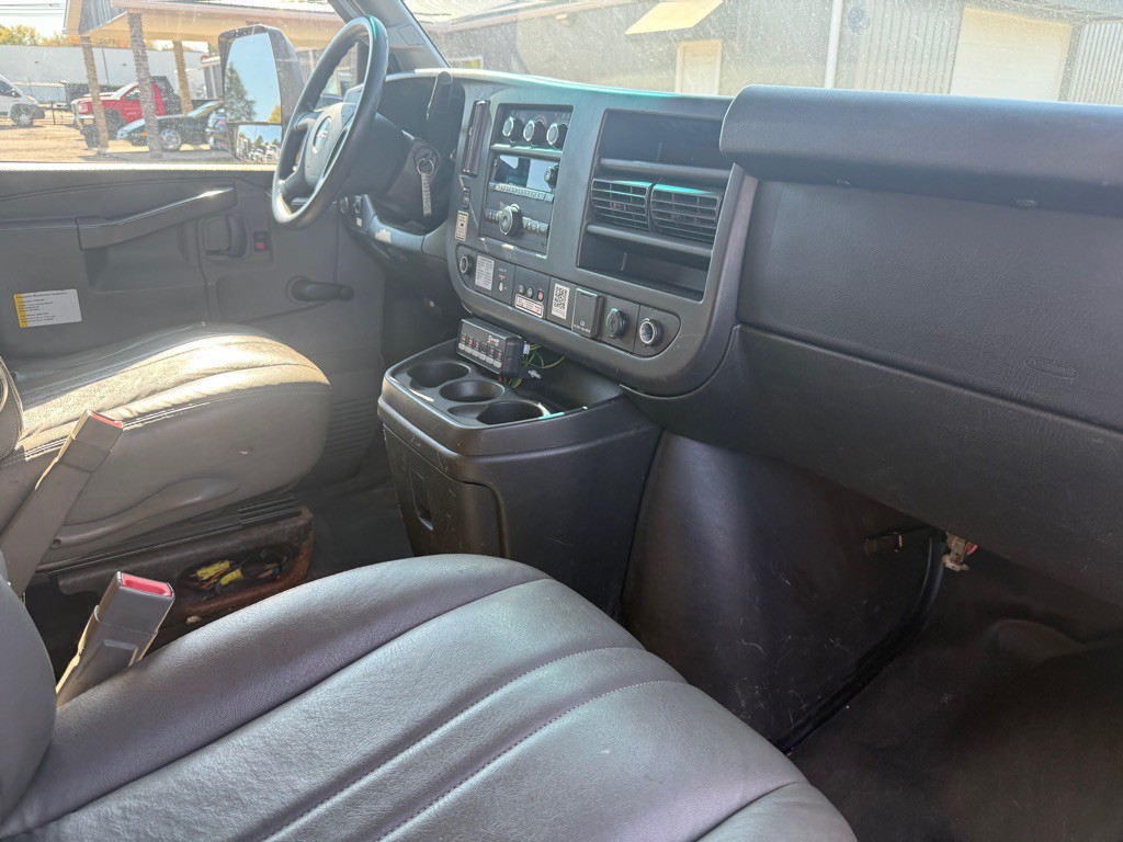 2016 GMC Savana Image 14