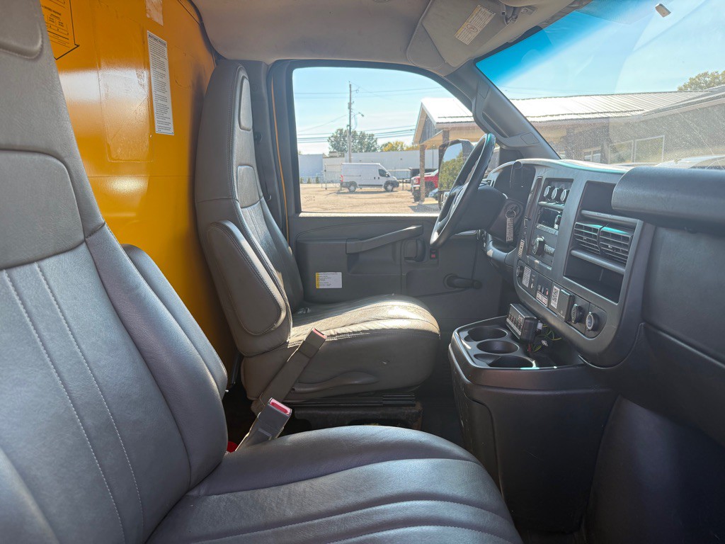 2016 GMC Savana Image 16