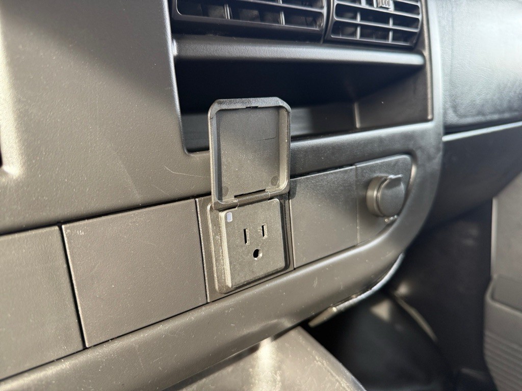 2016 Chevrolet Express Image 18