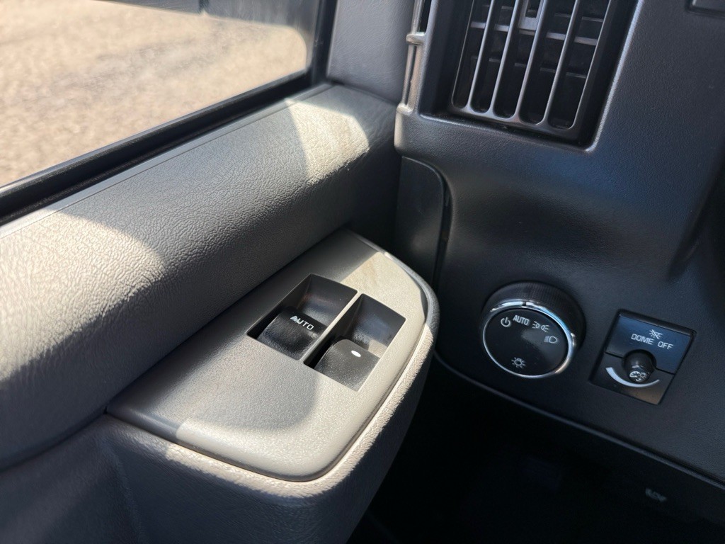 2018 GMC Savana Image 23