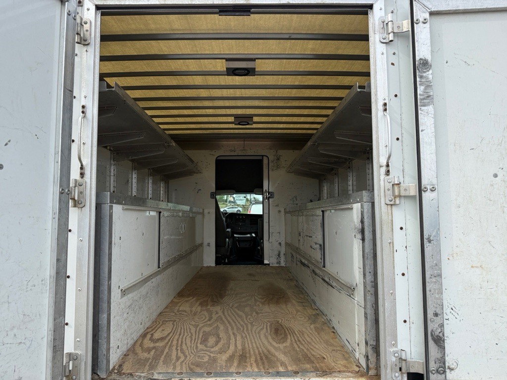 2016 GMC Savana Image 10