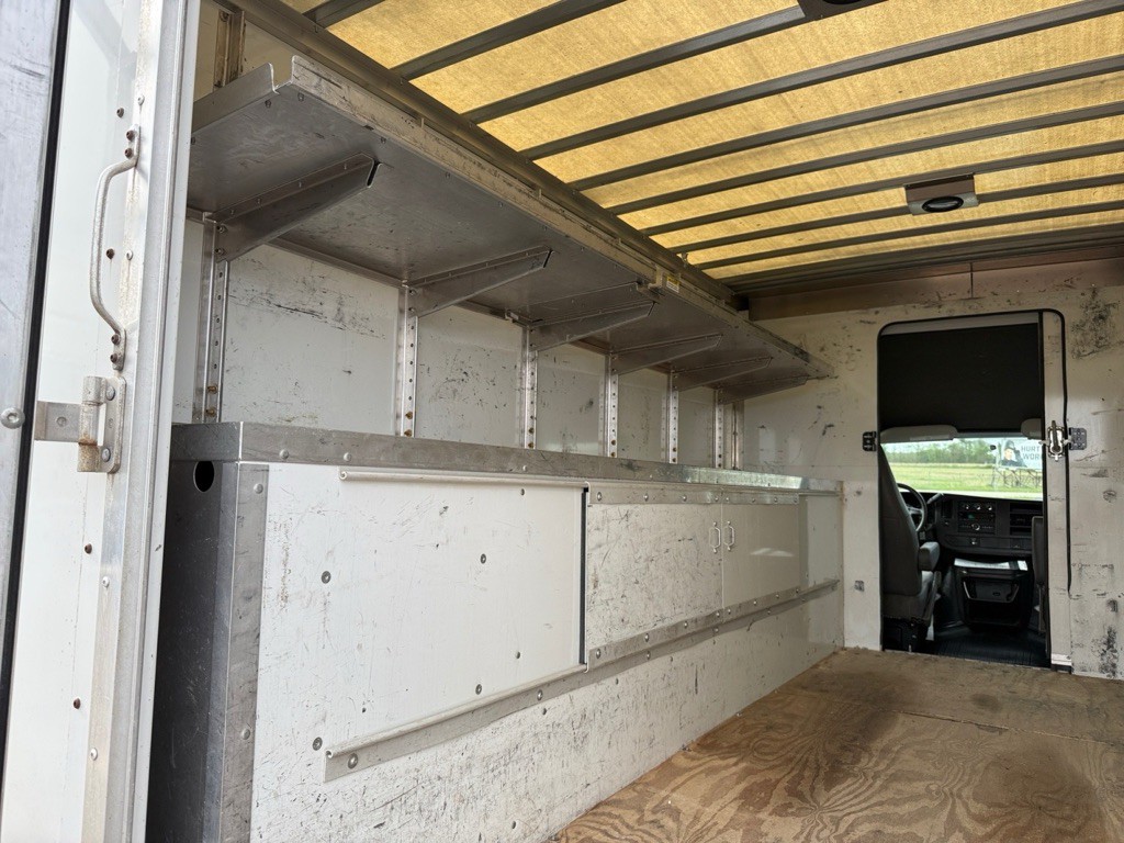 2016 GMC Savana Image 11